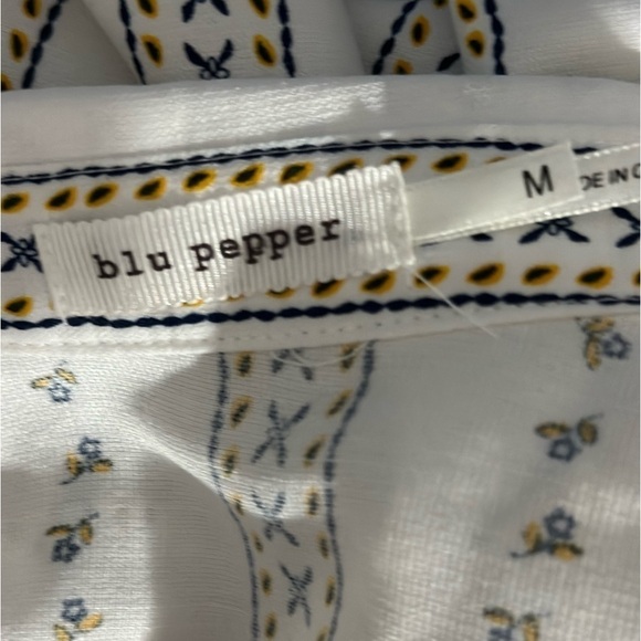 Blu Pepper Women’s Simple Floral Blouse! 
Size Medium! - Picture 2 of 5